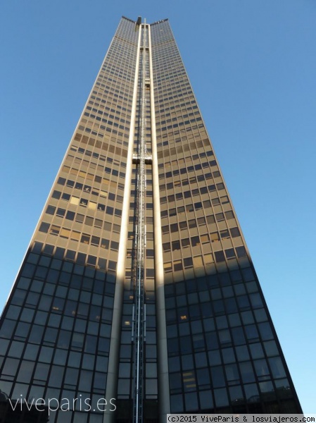 Torre Montparnasse
La Torre Montparnasse es el rascacielos que está en pleno centro de Paris a unos 2 km en frente de la Torre Eiffel.
