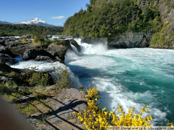 Saltos de Petrohué
Los Saltos del Río Petrohué son cascadas ubicadas a una corta distancia río abajo del lago Todos Los Santos. Se encuentran dentro del Parque nacional Vicente Pérez Rosales .
