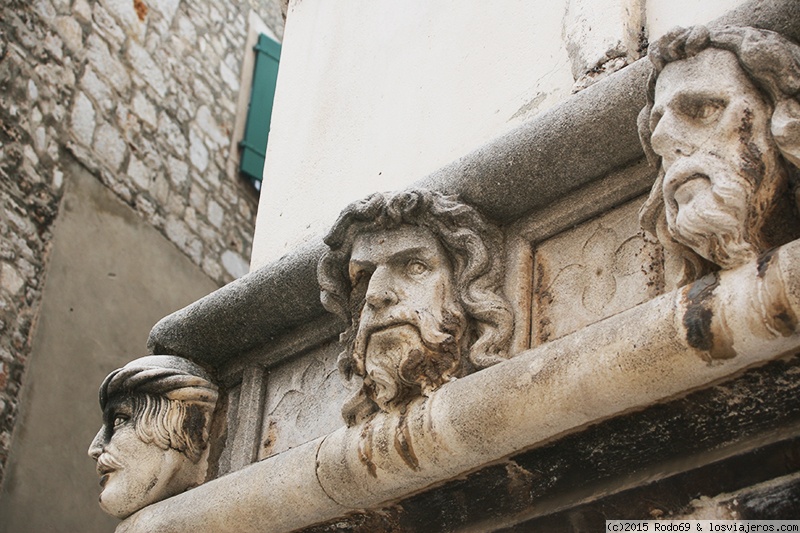 Forum of Sibenik: Caras de la fachada de la basílica de Sibenik