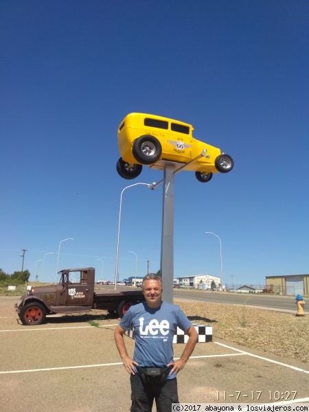 Delante del museo de Santa Rosa
Al entrar te echas una foto en un sofá que es medio coche
