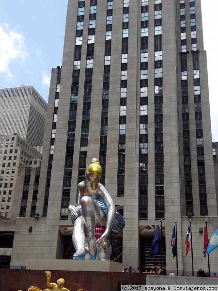 La plaza delante del Rockefeller Center
En invierno hay una pista de hielo pero ahora hay terrazas de verano
