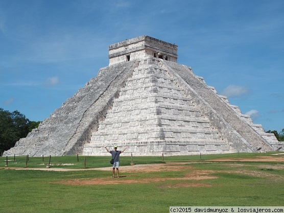 PIRAMIDE DE CHICHEN ITZA
La foto es de la pirámide de Chichen Itza. Hecha a las 10 de la mañana.
