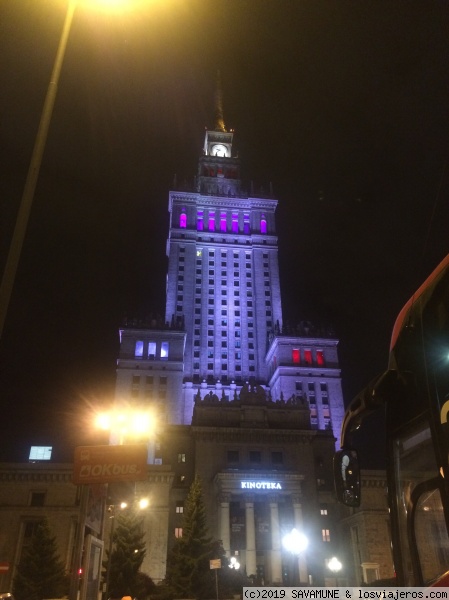 Palacio de la Cultura y la Ciencia
Parada del bus que viene desde el aeropuerto Modlin. También conocido como el pene de Stalin
