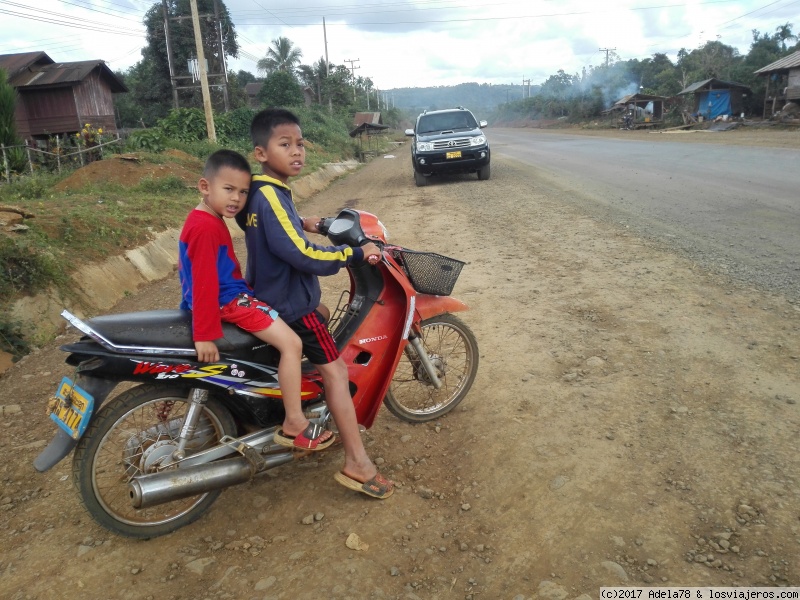Viajar a  Laos: Comprar Moto - Niños en moto (Comprar Moto)