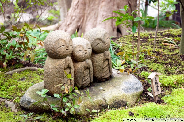 Budas de piedra
Pequeños budas de piedra en el templo Hase-dera en Kamakura
