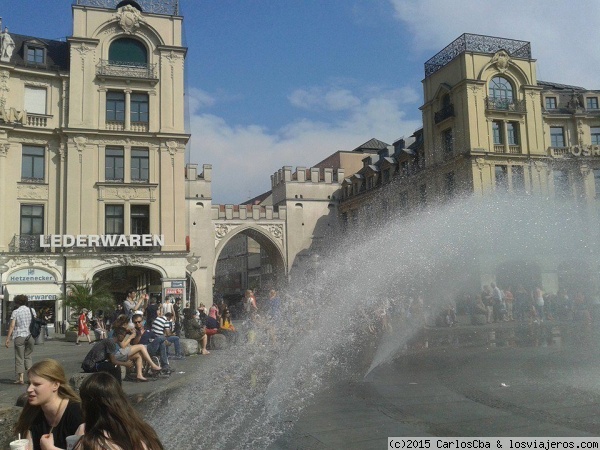 Karlsplatz - Munich
La Plaza de Karlsplatz, construida en el siglo XVII está en el centro de Munich, a metros del arco de entrada y el acceso a la peatonal. Es tradicional que en primavera y verano, la gente se meta debajo de los chorros de agua que salen de los grifos.
