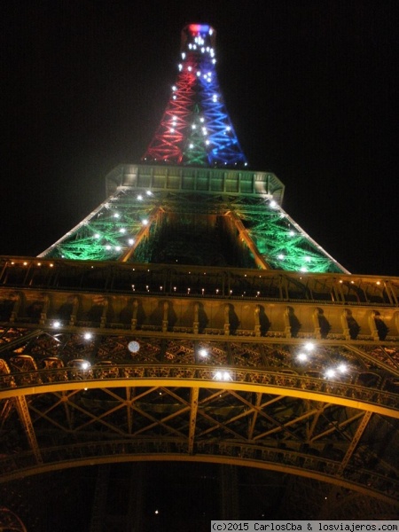 La Torre Eiffel de noche
Sin lugar a dudas la Torre Eiffel es el monumento más emblemático de Francia. Subir a lo más alto y presenciar París y el río Sena, es algo sensacional, como asimismo verla iluminada por la noche.
