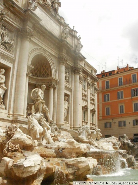 Fontana Di Trevi
Más allá del Coliseo, el Foro Romano, el Arco de Constantino, el Altar de la Patria, la Plaza España, etc, en Roma también se puede visitar y apreciar la fantástica Fontana Di Trevi, una de las fuentes más hermosas del mundo y que fue construida en el siglo XVIII.
