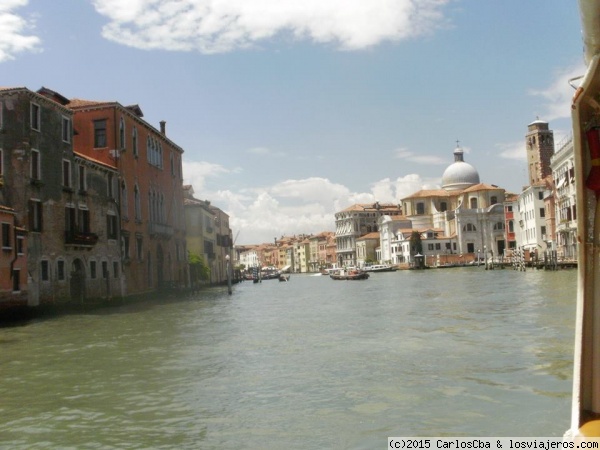 Venecia
Quizás sea para muchos la ciudad más bella de Italia. Venecia, con su Gran Canal, que se puede recorrer con el Vaporetto, góndolas o canoas, más sus canales, puentes y callejuelas, hoteles, museos y la Plaza y Basílica de San Marcos, son algo inolvidable para los visitantes.
