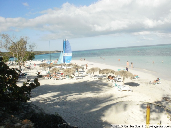 Guardalavaca - Holguín
Es la principal playa de Holguín, ubicada a 700 kms de La Habana, capital de Cuba. Es ancha, de arena blanca y el mar es transparente y de color turquesa
