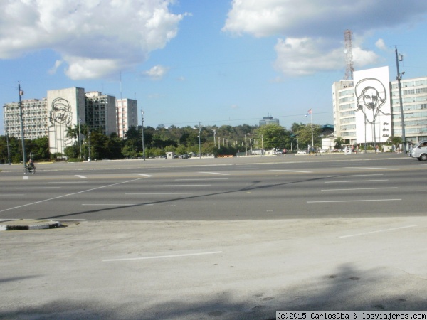 Plaza de la Revolución
La enorme Plaza de la Revolución, en La Habana - Cuba, tiene en los edificios del fondo dos murales gigantescas. En el del Ministerio del Interior, la de Ernesto 
