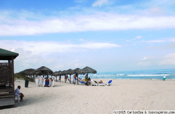 Playa de Varadero
Las de Varadero son las playas más buscadas por los turistas que visitan Cuba no solo por su belleza sino también por su cercanía con La Habana. Son de arenas blancas y aguas azules y/o turquesas y la mayoría están situadas a metros de los grandes hoteles. Algunos de ellos poseen playas privadas.
