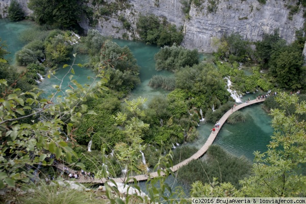 Parque Natural  de los lagos de Plitvice
Los lagos de Plitvice deben su belleza y atractivo inigualables a la piedra kárstica y dolomítica y a las plantas formadoras de barreras de travertino. Como resultado de la disolución de las calizas y la formación de presas naturales en donde embalsa el cauce del río, han surgido los 16 lagos de Plitvice, que representan un maravilloso fenómeno arquitectónico de la naturaleza, rodeado de bosques donde viven osos, lobos y otras especies animales y vegetales raras.
