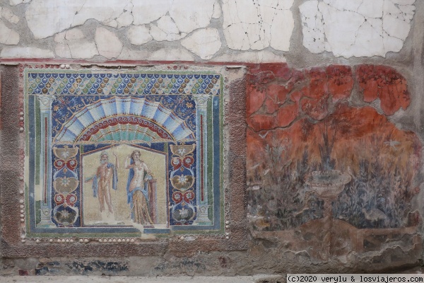 Mosaico Herculano (La casa de Neptuno y Anfitrite)
Detalle de la Casa de Neptuno y Anfititre, llamada asi por este espectacular mosaico. La estancia cuenta además con frescos y un ninfeo decorado con máscaras teatrales. Excavación de Herculano (Ercolano
