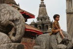 Niño en templo