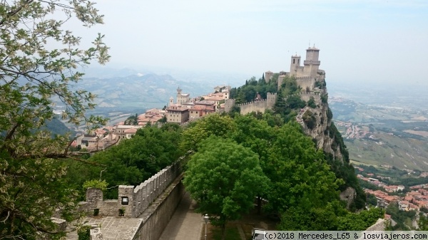 Torre de Guaita
La torre de Guaita es la primera torre del circuito de murallas de Città di San Marino. Data de antes del siglo XI y ha sido la sede de Guardia de la Roca, es decir, era la cárcel.
