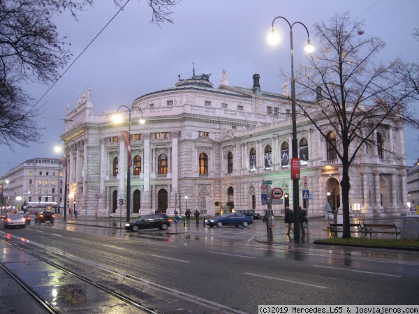 Burgtheater de Viena
En invierno, en Viena anochece pronto. La iluminación de la ciudad es bellisima
