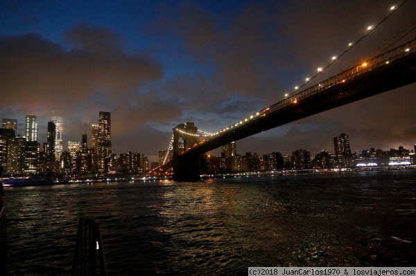 Puente de Nueva York desde el ferry East River
Puente de Nueva York desde el ferry East River
