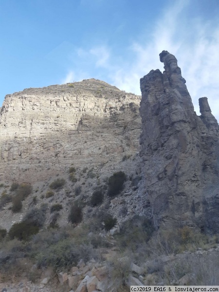 Camino interno de cañon Atuel, Mendoza
paisaje rocoso a bordes de cañon
