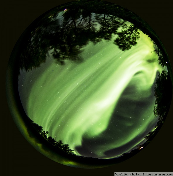 Aurora boreal en Islandia
tomada con un ojo de pez de 180º subre la visión de todo el cielo
