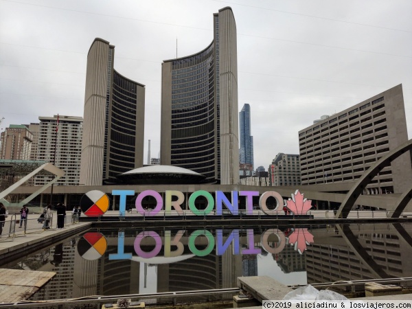 Ayuntamiento nuevo de Toronto
Ayuntamiento nuevo de Toronto con las letras de la ciudad
