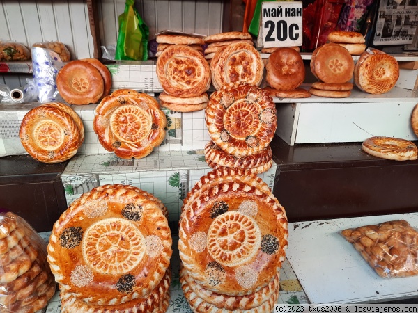 Venta de panes en bazar Osh
Exposición y venta de panes
