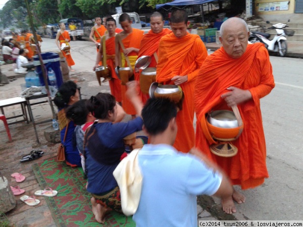 Monjes en Luang Prabang
Monjes que salen a recibir donativos, generalmente comida en Luang Prabang. Son las 6 de la mañana.
