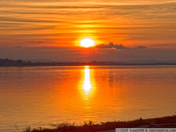 Puesta de Sol en el Mekong
Puesta de Sol en el Mekong
