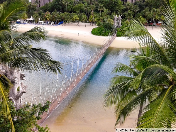 Puente en Isla Sentosa en Singapur
Puente colgante en la Isla Sentosa en la playa Siloso
