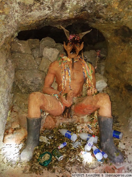 Tótem en la mina de Potosí
Es un tótem que está en el interior de una mina de Potosí. Los mineros de hacen ofrendas varias, alcohol de caña, coca etc.
