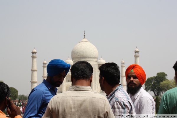 Gentes, gentes, gentes
Grupo de turistas en el Taj Mahal
