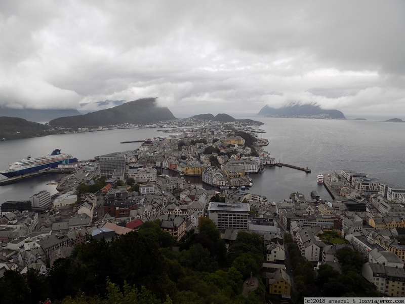 Fiordos abordo del Zenith, 28/7/2018 - Blogs de Baltico y Fiordos - Día 7, Alesund (1)