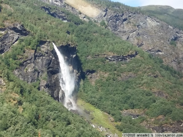 Salto de agua de 140 metros
cascada de Flaam
