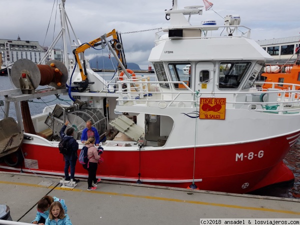 Puerto pesquero de Alesund
Vendiendo marisco cocido en los mismos barcos
