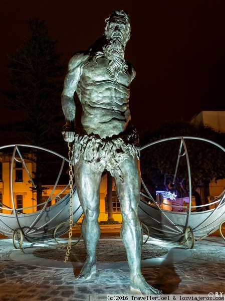 Estatua del dios Crono, Melilla
Imponente estatua de 4 metros en la plaza 1º de mayo
