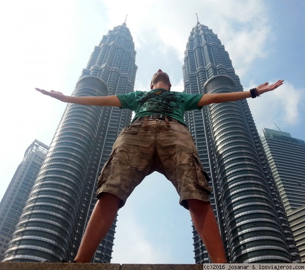 Torres Petronas de Kuala Lumpur
A los pies de las Torres Petronas de Kuala Lumpur, Malasia.
