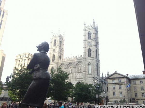 Catedral de Montreal
Estatua junto a la catedral, que simboliza el carácter dual francófilo y anglófilo del Quebec.
