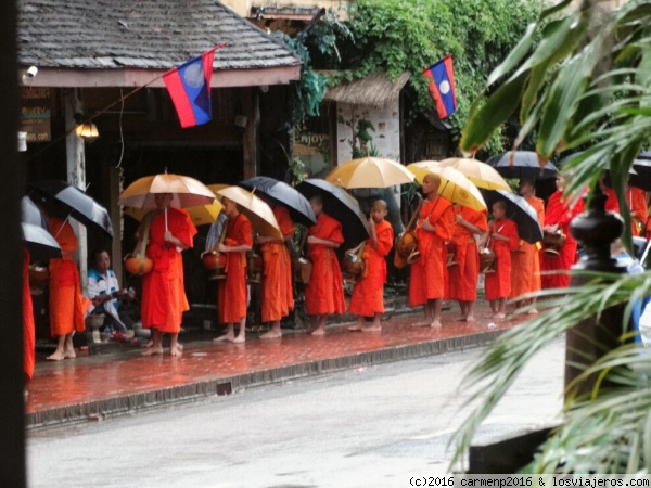 Ofrendas  en Luang Prabang
Ofrendas al amanecer a los monjes por lãs calles de  Luang  Prabang
