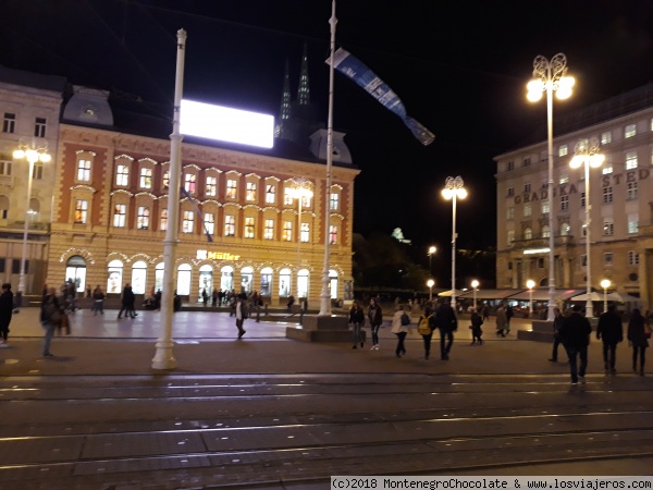 La plaza Ban Jelačić
En el edificio izquierda está la tienda Muller...Conocida por los chocolates;8
