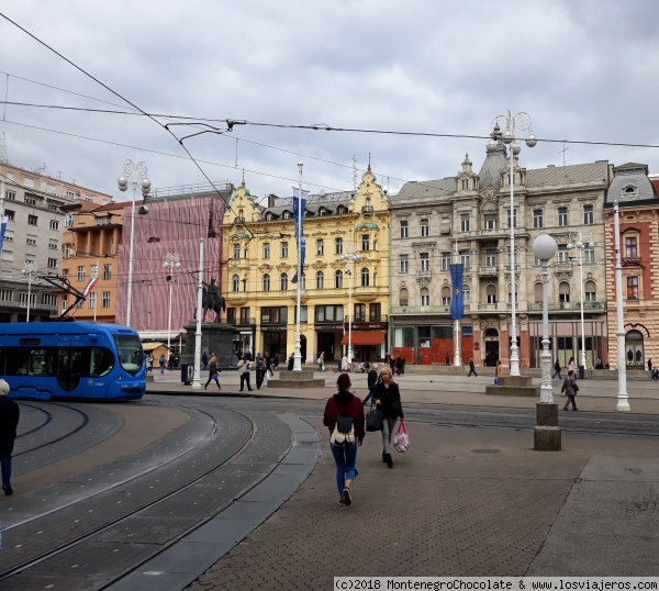 ZAGREB
Llegando al Plaza de Ban Josip Jelačić...Y tranvía azul como uno de los símbolos.
