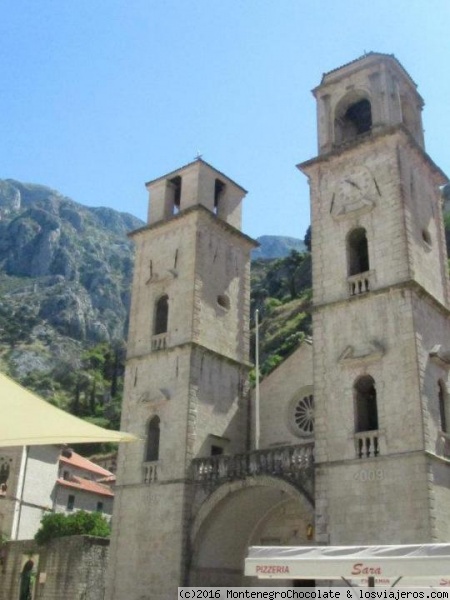 KOTOR
La catedral basílica de San Trifón ... construida sobre las ruinas de la basílica
cristiano viejo  1166 como basílica románica con sus dos torres de gran campana 33 y 35 metros ...
San Trifón es el patrón protector  de esta ciudad
