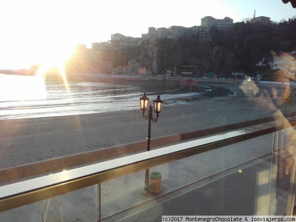 Ulcinj
Vista ( en Playa pequena ) desde el restaurante del hotel Continental de
