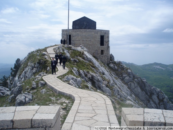 Lovćen
Lovcen es la montaña y Parque Nacional en al sur - oeste de Montenegro.Es la montaña más famosa de Montenegro. Se eleva por encima de la bahía de Kotor.En Lovcen se encuentra mausoleo del famoso poeta montenegrino Petar II  Petrovic Njegos.En Lovcen fue enterrado.Lovcen no es sólo una montaña , Lovcen es un lugar sagrado
