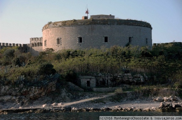 Isola Mamula
Durante de 2 guerra de Mundial fortaleza utilizada como prisión para atnitafscistas y  partidarios
Campo de concentración y la Isla de la muerte
https://www.youtube.com/watch?v=xaZgABgeD20
