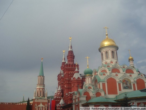 Moscú
La historia de Rusia en una foto - estrella de cinco puntas, el emblema y una cruz :)))
