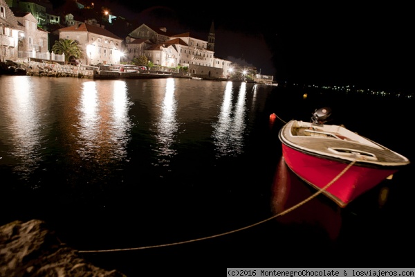 Perast
Es un pequeño lugar en Baia de Kotor.Este es un lugar pequeño pero el más rico.La ciudad está en piedra.Es conoscido por los marineros famosos y también hay un museo maritimo
