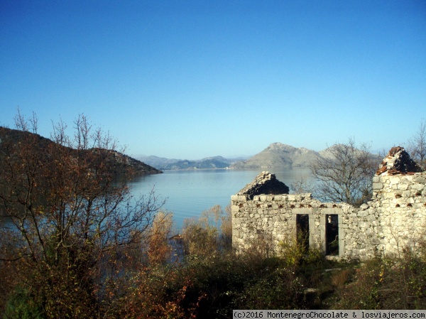 Lago Skadar / Skadarsko jezero
Skadar Lake es el lago más grande de Montenegro y en la península de los Balcanes , que mide 369,7 km ² ( de los cuales pertenece a Montenegro 221,8 y Albania  147,9 km ² )
