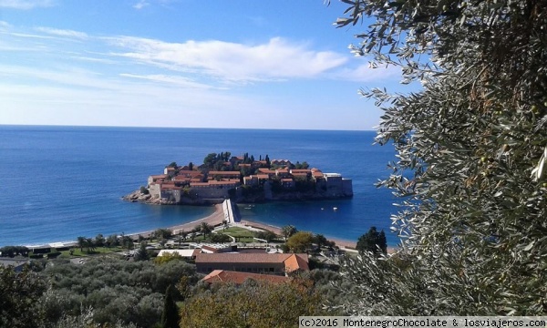 Sveti Stefan - San Esteban
Sveti Stefan ( cyrilic : Свети Стефан ) es un pueblo cerca de Budva
 Sveti Stefan está conectada al continente por un estrecho istmo .Esta isla es el complejo más lujoso de Montenegro y uno de los complejos más lujosos en el mar Adriático .
