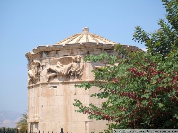 La Torre de los Vientos
La Torre de los Vientos, Atenas.
La torre de los vientos que también se llama Horologion es una preciosa torre, muy bien conservada que se encuentra en la parte vieja de la agora romana. Estás en la parte baja de la Acropolis. En sus ocho fachadas, están esculpidos los vientos que soplan en cada dirección. La torre mide 12 metros de alto y 8 de diametro.
