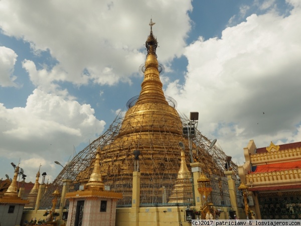 Botahtaung Pagoda
La pagoda de Botahtaung a orillas del río, en el centro de Yangón es uno de los templos más venerados de la ciudad. La pagoda dorada de 40 metros de alto consagra una reliquia sagrada de Buda.
